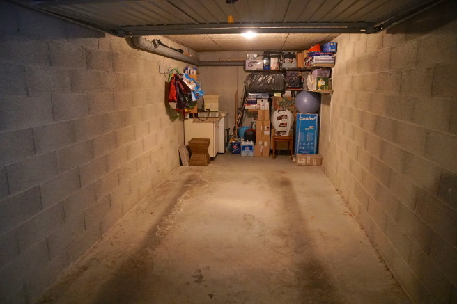 garage individuel fermé avec cave au fond